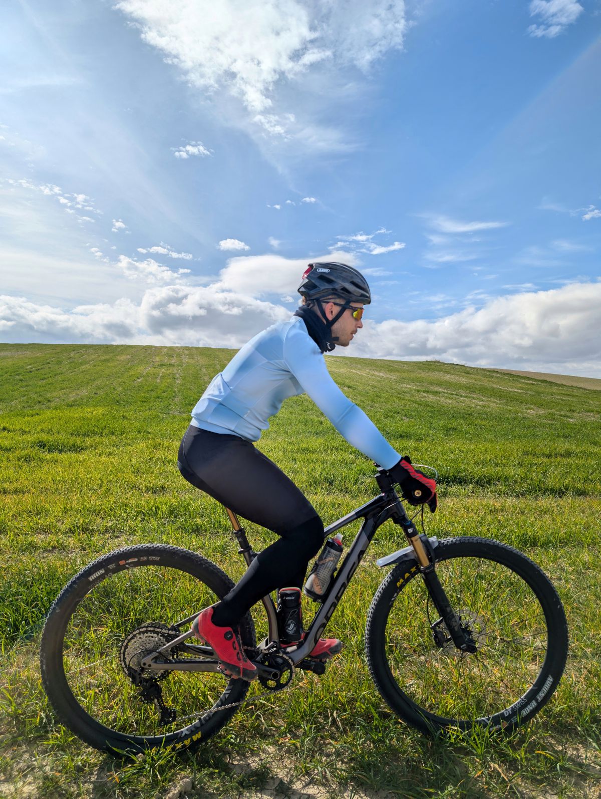 ajuste de frenos en bicicleta durante mantenimiento