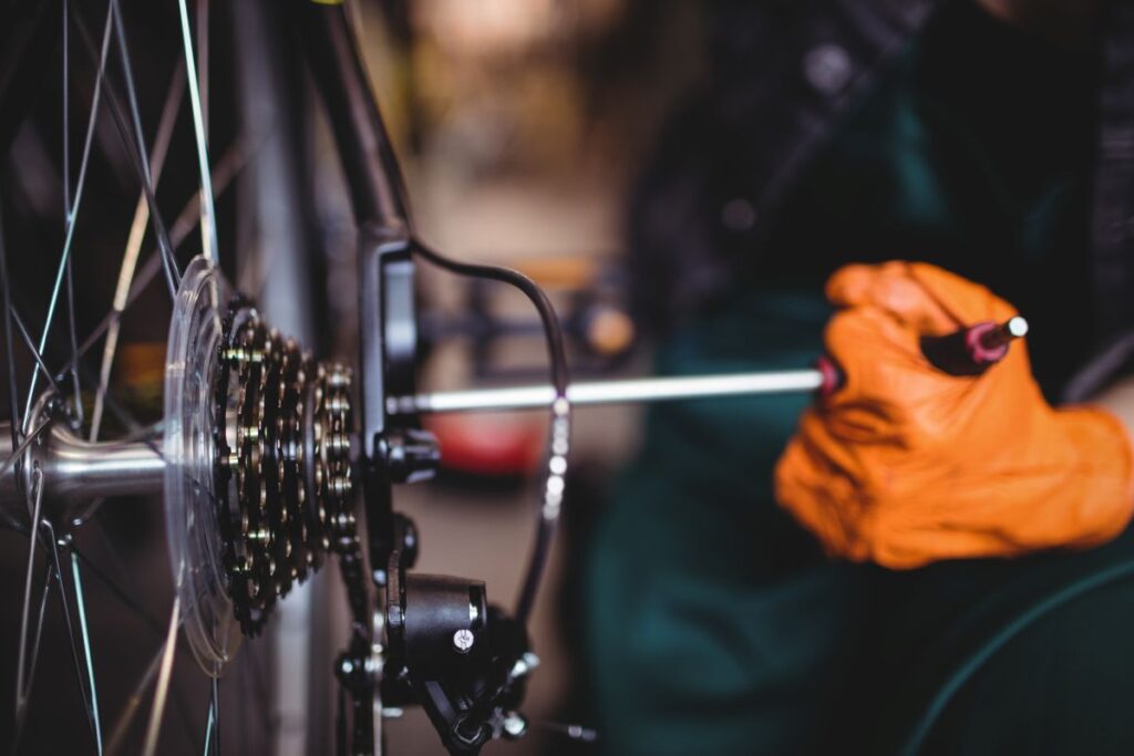 revisión de transmisión durante reparación de bicicletas